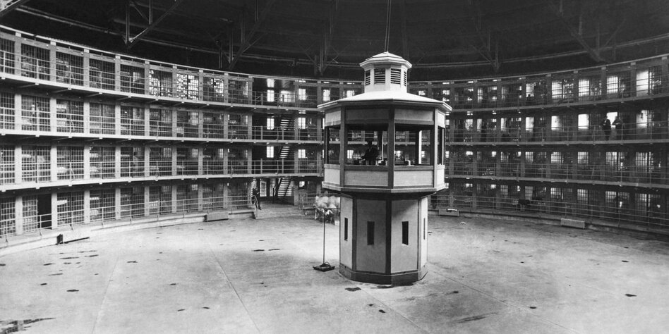 La surveillance invisible Le panopticon - Michel Foucault